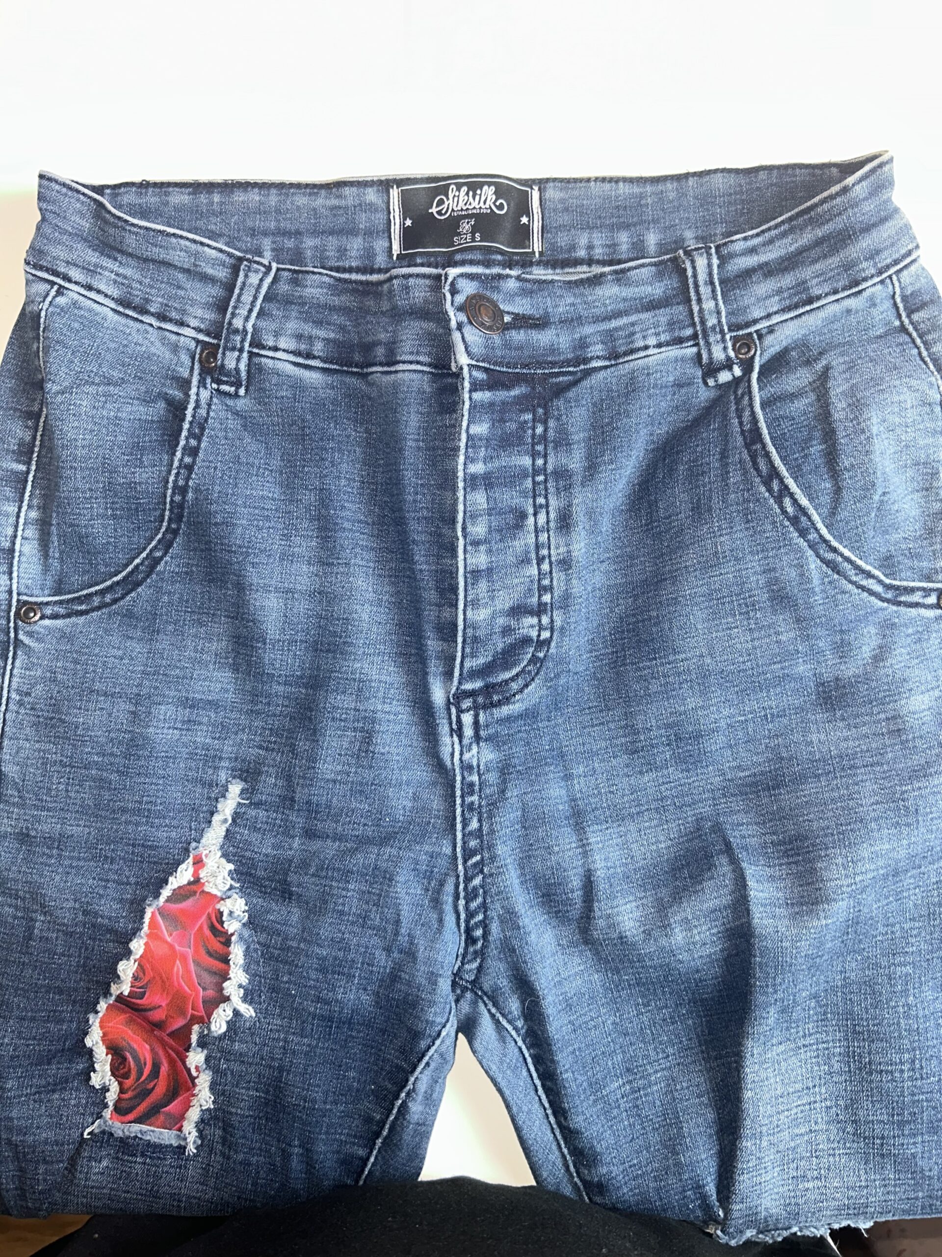 Vaquero denim custom rosas – Ofiksilk - Imagen 3