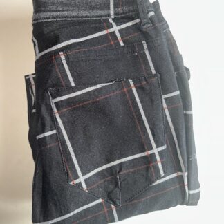 Pantalón Zara de cuadros negro – Estilo urbano / grunge